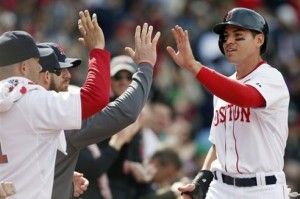 El jugador de los Medias Rojas de Boston, Jacoby Ellsbury, derecha, festeja tras anotar una carrera contra los Reales. (AP )