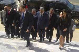 Miguel Vargas a su arribo al Palacio Nacional.(Foto cortesía de la cuenta @holapolitica).