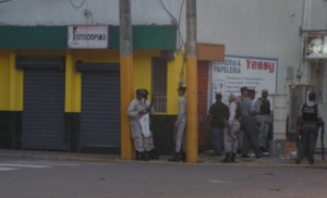 Agentes policiales apostados en las cercanías del ayuntamiento de Bonao.