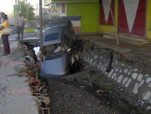 En el sector de La Bombita, un regidor estuvo a punto de perder la vida, cuando el vehículo que conducía fue arrastrado por una cañada, cuando se dirigía a ese barrio