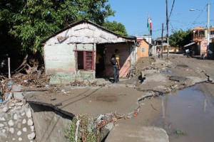 Asi lucia este sábado en la tarde una de las casas que en la noche del viernes quedaron inundadas por la crecida de una cañada en el sector La Bombita.