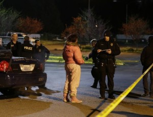 Oficiales interrogan a vecinos del edificio de apartamentos donde ocurrió el tiroteo