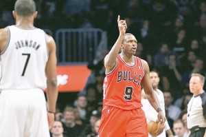 Luol Deng encabezó el ataque de Chicago con 15 puntos y 10 rebotes