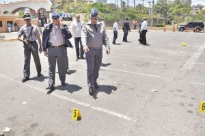 nvestigadores policiales examinan la escena donde cayó abatido el coronel.