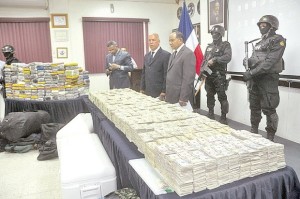 Droga y dinero incautados por la Dirección Nacional de Control de Drogas en Punta Cana.