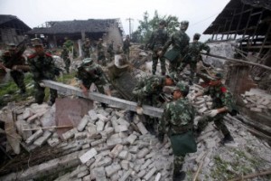 CHINA. Militares levantan escombros de una casa destruida por el sismo (EFE)