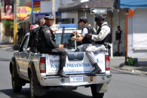 Agentes policiales se mantienen patrullando. Fotos: A. Tavárez