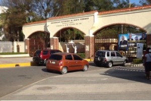 Autos estacionados en una de las entradas de la universidad.