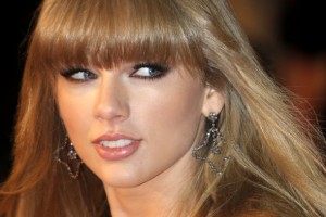 Taylor Swift habla sobre su estilo atrevido NUEVA YORK (AP) — Con su nuevo estilo sensual Taylor Swift ha hecho que todos la miren, pero la joven de 23 años dice que esto es un reflejo de su crecimiento...