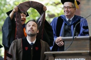 Ben Affleck recibe un doctorado honorario en la ceremonia de graduación de la Universidad de Brown en Providence, Rhode Island
