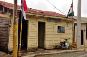 El dueño del local, donde cinco agentes brindan servicio, alega que le adeudan seis meses; otro destacamento, en El Puñal de Santiago, está en igual situación.