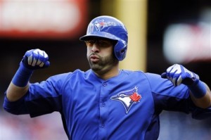 El dominicano José Bautista festeja luego de conectar un cuadrangular ante Kyle Kendrick, abridor de los Filis de Filadelfia, en el primer inning.