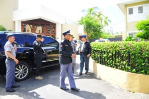 En Naco, Piantini y El Millón, los moradores temen ser víctimas de cualquier delito. Ayer, los generales Héctor García Cuevas y Rommel López visitaron la parroquia San Judas Tadeo.