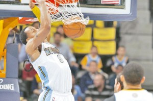 Andre Igoudala ejecuta un donqueo ante los Warriors anoche en Denver.