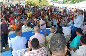 El presidente del PRD, Miguel Vargas, durante un encuentro con dirigentes en la provincia Hermanas Mirabal