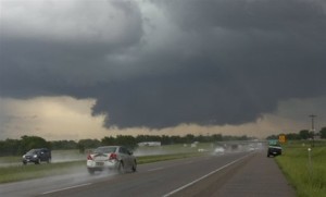 Al menos dos tornados tocaron tierra en Oklahoma y uno más en Arkansas.