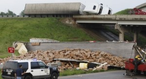 Un camión descansa sobre la orilla de un puente donde fue volteado por los vientos sobre la autopista Interestatal 40, en Oklahoma