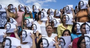 Manifestantes por la violencia en Venezuela: Amnistía Internacional lamenta la salida de ese país de la CIDH.