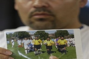 José López, señala en la foto a Riccardo Portillo, centro, quien falleció tras un jolpe que le propinó un adolescente jugador de fútbol. (AP )