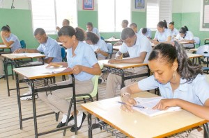 Miles de estudiantes acuden hoy a tomar las pruebas nacionales. (El Caribe ) 