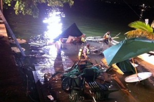 En esta fotografía suministrada por WSVN-TV, un grupo de buzos revisa las aguas luego del derrumbe de una terraza del bar Shuckers Bar & Grill en Miami -