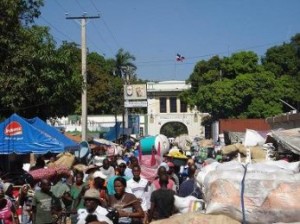 William Estévez y Odalís Báez DAJABON.- Fue reabierto este lunes en esta ciudad el mercado en el que participan comerciantes dominicanos y haitianos, luego de que estuviera suspendido la semana pasada.