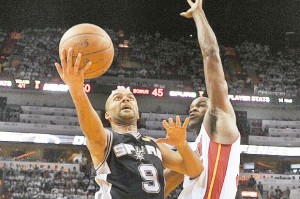 Tony Parker, de San Antonio, ejecuta una acción ofensiva ante Joel Anthony, de Miami. (AP ) -