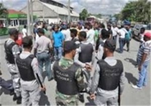 Agentes policiales resguardan las paradas de los transportistas envueltos en la trifulca.