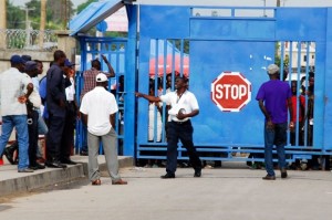 El paro convocado por los comerciantes de este municipio contra la veda de productos avícolas dominicanos, fue acatado en su totalidad. - 