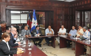 César Dargam, viceministro para Asuntos Económicos y Negociaciones Comerciales y Roberto Martínez, secretario ejecutivo de la Comisión Mixta Bilateral Domínico-Haitiana junto a productores agropecuarios