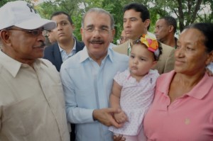 El presidente Danilo Medina junto a familiares suyos en el encuentro de sanjuaneros en el parque Mirador. (Fotos: José Bujosa Mieses)