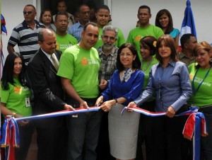 Maira Jiménez, directora de Banca Solidaria, corta la cinta para dejar inaugurada una nueva oficina de l entidad en Santiago