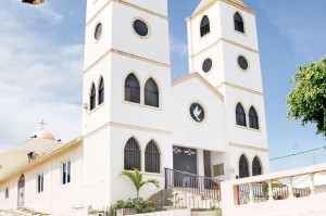 En la parroquia San Antonio de Padua esperan que el cura de la cara. (El Caribe ) 