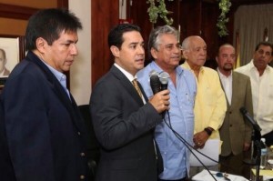 El nuevo Presidente del equipo de Las Águilas Cibaeñas Quilvio Hernández (centro)se dirige a los presentes y a la prensa. (Fuente Externa) 