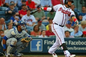 Juan Francisco de los Bravos de Atlanta dispara un jonrón solitario frente al receptor Salvador Pérez de los Reales de Kansas City.