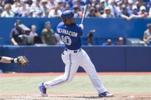 Edwin Encarnación de los Azulejos de Toronto batea un jonrón de dos carreras ante Freddy García de los Orioles de Baltimore en el segundo inning el domingo 23 de junio de 2013. 