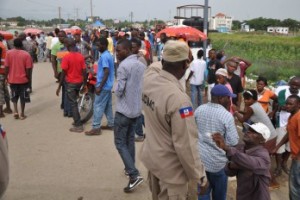 Decenas de haitianos fueron impedidos de pasar a territorio dominicano. Fotos: A. Tavárez