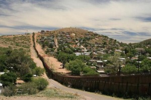 Altas alambradas deben ser construidas para impedir paso de inmigrantes (Foto: Archivo)