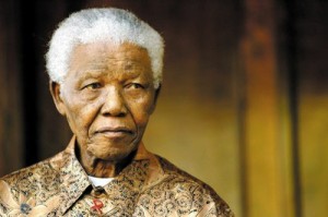 Nelson Mandela cumple 17 días de haber ingresado a un hospital en Pretoria y los sudafricanos rezan por su salud. (Foto: EFE)