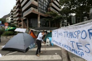 Un pequeño grupo de manifestantes pasó su tercera noche acampado frente a la residencia particular del gobernador del estado brasileño de Río de Janeiro (EFE)