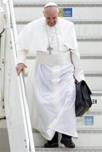 El papa Francisco desciende de su avión procedente de Río de Janeiro en el aeropuerto militar de Ciampino, en las afueras de Roma, el lunes 29 de junio del 2013, tras pasar una semana en Brasil. (Foto AP/Riccardo De Luca)