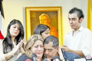 Floribeth Mora y su familia en la conferencia de prensa de ayer. 