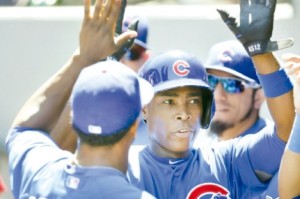 Alfonso Soriano y Darwin Barney conectaron un par de dobles cada uno, y los Cubs de Chicago tomaron una ventaja de seis carreras que apenas lograron preservar para vencer 7-6 a los Marineros. Chicago ganaba 7-1 después de cuatro entradas. El bullpen de los Cachorros, que ha dejado escapar 16 oportunidades de salvamento en la campaña, permitió tres carreras en la octava entrada. Kevin Gregg lanzó la novena sin admitir hits para su 13er salvamento. Edwin Jackson (4-10) laboró hasta el séptimo capítulo. Permitió tres carreras y siete hits, y ponchó a seis enemigos. Jason Bay disparó un vuelacerca por Seattle y Brad Miller sumó dos dobles para su primer encuentro en las mayores con más de un imparable. Jeremy Bonderman (1-2) abandonó el montículo después de permitir seis carreras —cuatro de ellas limpias— y seis indiscutibles en una faena de tres episodios y un tercio. Por los Cachorros, los venezolanos Luis Valbuena de 5-0, Dioner Navarro de 3-0. Los dominicanos Starlin Castro de 5-1 con una anotada y una impulsada, Soriano de 5-2 con dos carreras anotadas y una impulsada, Luis Castillo de 4-0 con una anotada. Por los Marineros, los venezolanos Endy Chávez de 5-2, Henry Blanco de 3-1 con una anotada. El cubano Kendrys Morale