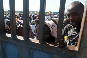 Haitianos en el puesto fronerizo de Dajabón, esperando para cruzar a territorio dominicao.