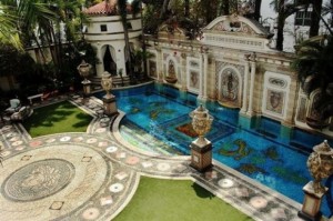 Piscina de Casa Casuarina, la mansión del difunto diseñador italiano Gianni Versace en Miami Beach, Florida. (AP ) - 