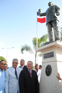 El-alcalde-Dr.-Gilberto-Serulle-el-presidente-del-PRD-Miguel-Vargas-Maldonado-y-el-presidente-del-cabildo-Luis-José-estévez-junto-al-busto-develado-del-Dr.-José-Fco.-Peña-Gómez