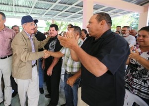 El presidente Danilo Medina Saluda a los representantes de la Asociación Agropecuaria Unidos por el Progreso