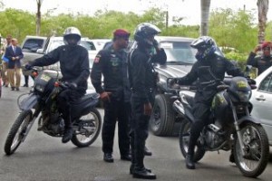 Agentes policiales durante un operativo