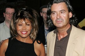La cantante estadounidense Tina Turner en una foto del 28 de julio del 2005 con su novio alemán Erwin Bach llegan a una fiesta en Basel, Suiza. 