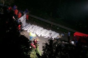 Al menos 36 muertos y 11 heridos deja accidente de bus al sur de Italia